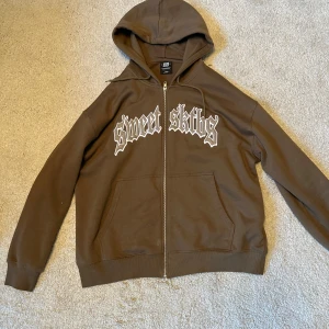 Sweet Sktbs Hoodie - Bra skick, använd 4-5 gånger, väldigt snygg och stilren.