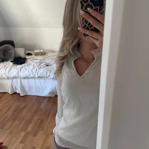 Vit blus - Jätte gullig blus från vero Moda i storlek M. Lite volang vid armarna. Inga skador på tröjan, men den har använts några få gånger. 