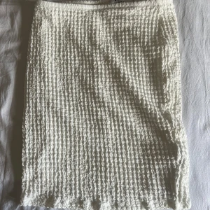 Vit kjol - Vit kjol från NA-KD i storlek S, aldrig anvönd