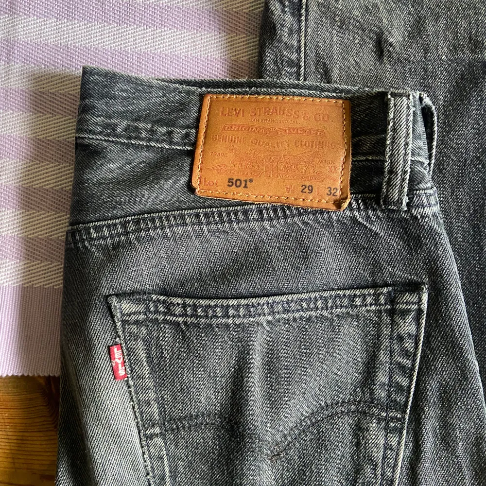 Levi’s 501 original - herr jeans i storlek W29 L32. Byxorna är använda i ett år och är mycket bra skick. Inga fläckar eller slitningar. Nypris 1100:- 👖  Hämta i Örebro eller så står du för frakt. 📦 . Jeans & Byxor.