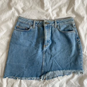 jeans kjol - asymmetrisk och avklippt jeanskjol från na-kd.