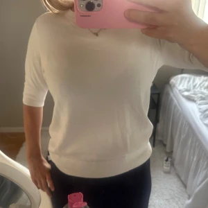 Trekvartslång ärmad tröja - Säljer denna snygga tröjan som inte har kommit till användning. Nytt skick, använd  2 gånger❣️hör av er om ni har frågor