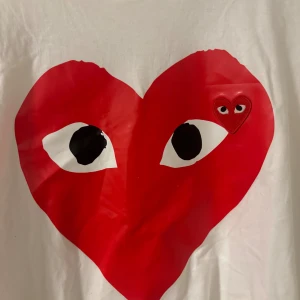 Cdg t shirt - Fin oanvänd  Comme des Garçons t-shirt Passar perfekt till storlek L