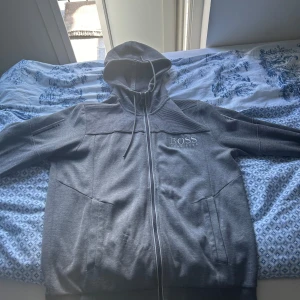 Hugo boss kofta - Säljer denna Hugo boss koftan som är i väldigt bra skick, köpt för ungefär 1 år sen. Säljer koftan pga att den är för liten.