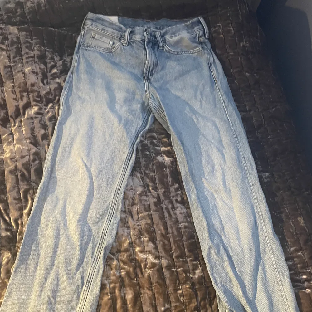 Nästan oanvända köpte för 2 år sen gillade inte passformen lite för Skinny för min smak . Farkut & Housut.
