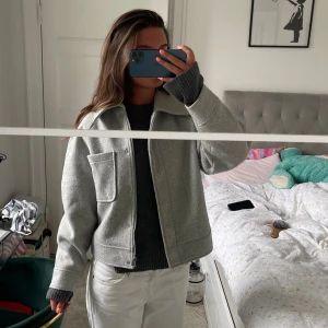 Jacka!  - Perfekta höstjackan den är lite nopprig för tillfället men kommer noppra av den innan försälning❤️