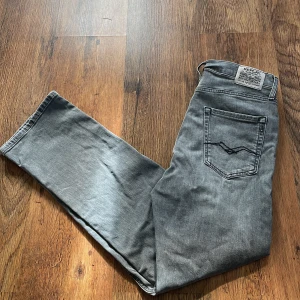 Grå replay jeans - Skick 9/10 Inga defekter Hör av er om ni undrar det minsta lilla. Modell Replay Thad