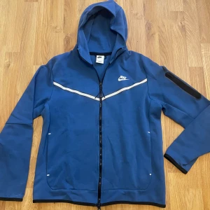 Blå Nike tech - Blå Nike tech i storlek M, använd fåtal gånger och säljs på grund att den är för stor!! Snabbaffär💙