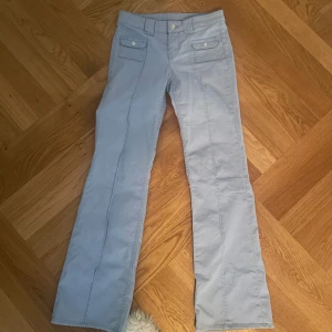 Jeans/byxor från hm - Jätte coola jeans från hm i en ljusblå färg, storlek 36!!! Endast använd en gång ❤️