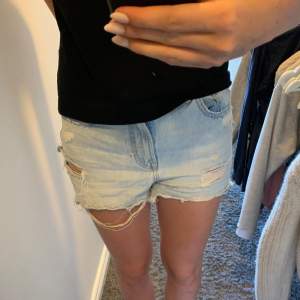 Superfina jeanshorts med hål från stradivarius❤️‍🔥