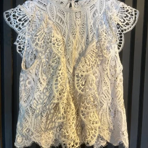 Zara blus - vit zara blus💞 skriv privat vid frågor eller fler bilder