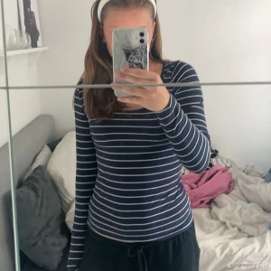Randig tröja från H&M - En fin randig tröja från H&M, inte så mycket använd och har inga skador, tröjan är i storlek S och är väldigt stretchig💕 Diskuterar gärna priset🤗