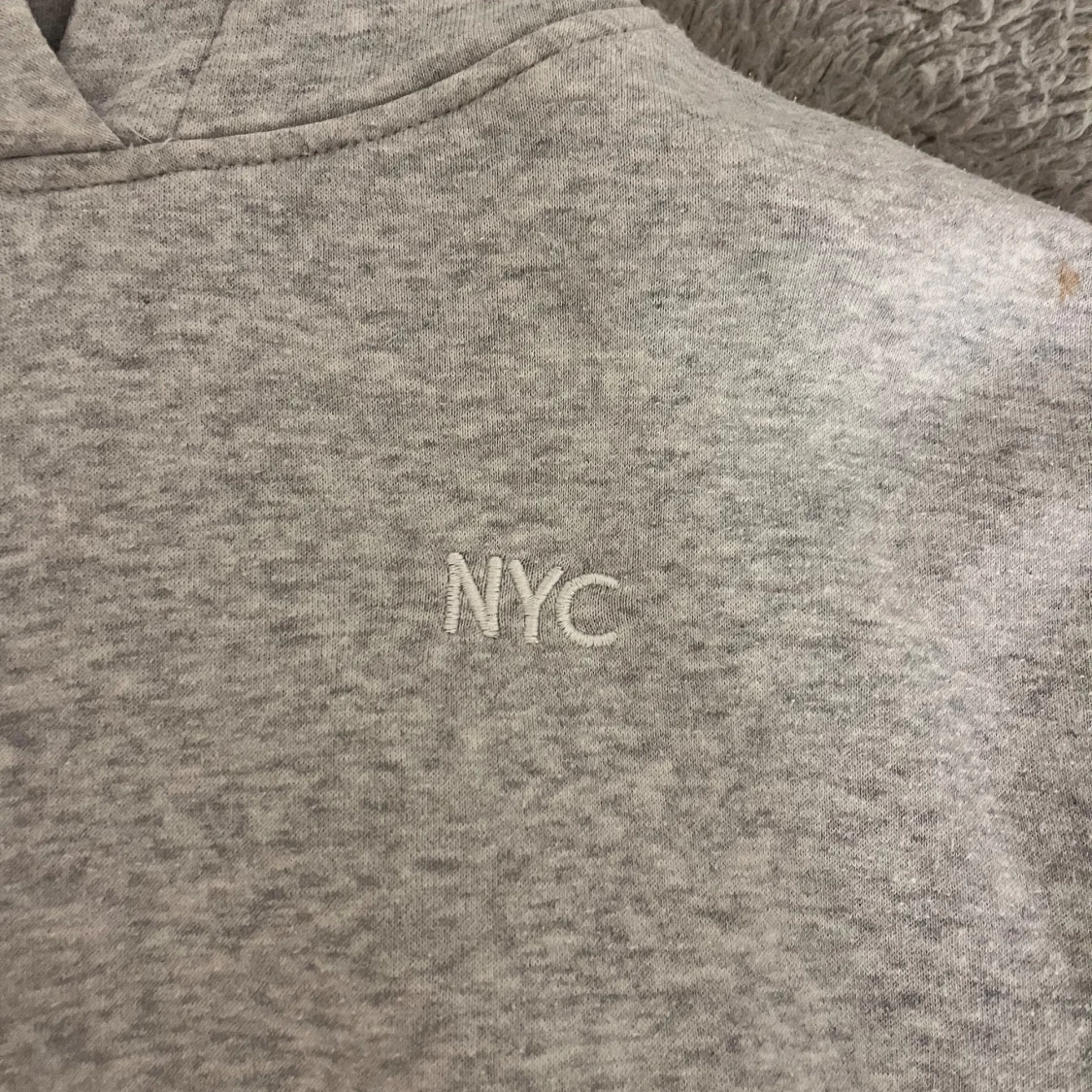 Grå Hoodie med NYC på tröjan. - 90