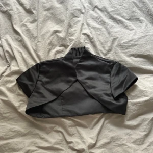 Svart bolero - Svart kortärmad bolero