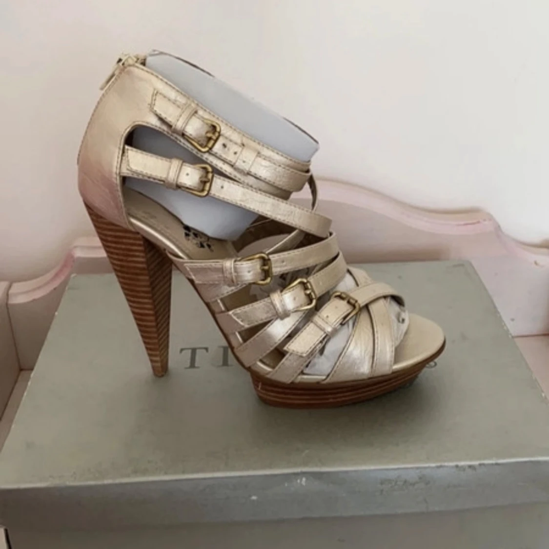 Högklackade sandaler