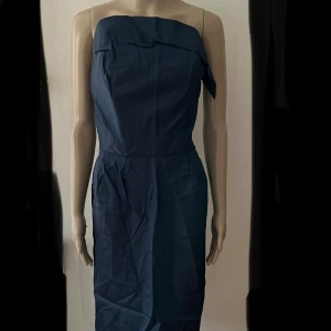 Aftonklänning retro vintage 40-tal 50-tal 60-tal  - En söm på jackan har slitning (bild 5) och på klänningen har det gått hål vid en förstyvning (bild 4).