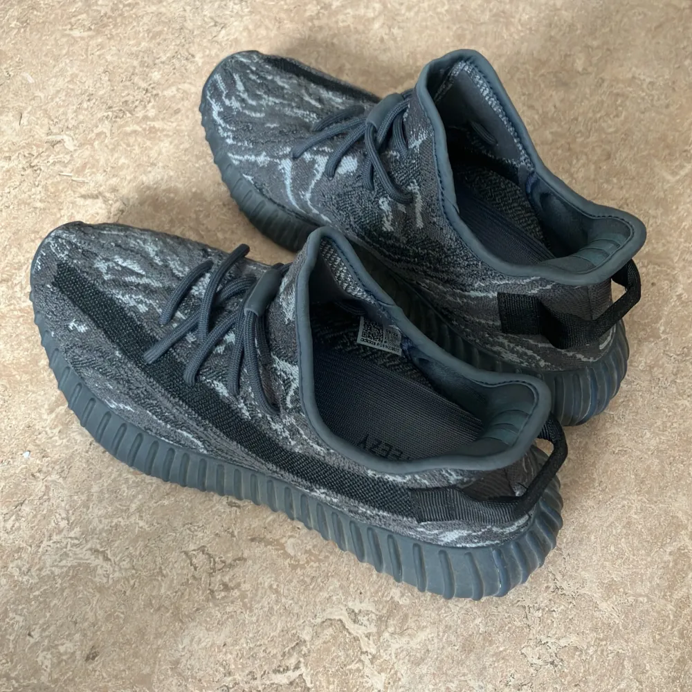 Säljer ett par Yeezy Boost 350 V2 MX Dark Salt (storlek 44) som knappt är använda. Kartongen saknas.. Skor.