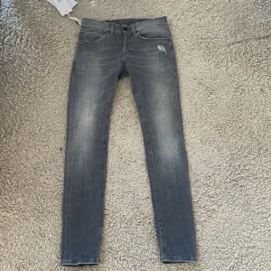 Dondup George - Tjena, Säljer ett par Dondup Jenas i modellen George. Fantastiskt skick, 9/10, använde att fåtal gånger. Nypris 2999 kr. Säljer därav för 1199. Priser kan diskuteras vid en snabb affär!  Hör av er vid frågor!