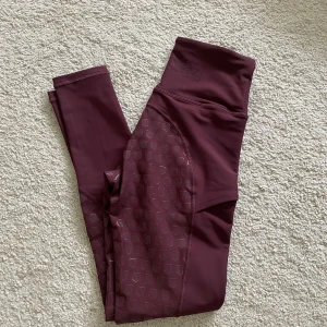 Nya Maya delorez byxor🫶 - Säljer min dubblett av mina maya delorez ridbyxor då jag fick två av samma i födelsedags present. De är helt nya och är i original förpackning 