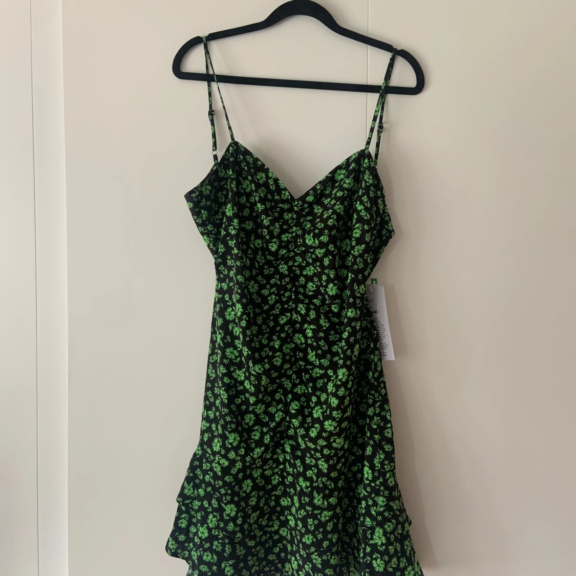 Svart klänning med gröna blommönster och öppen rygg från Gina Tricot - 91