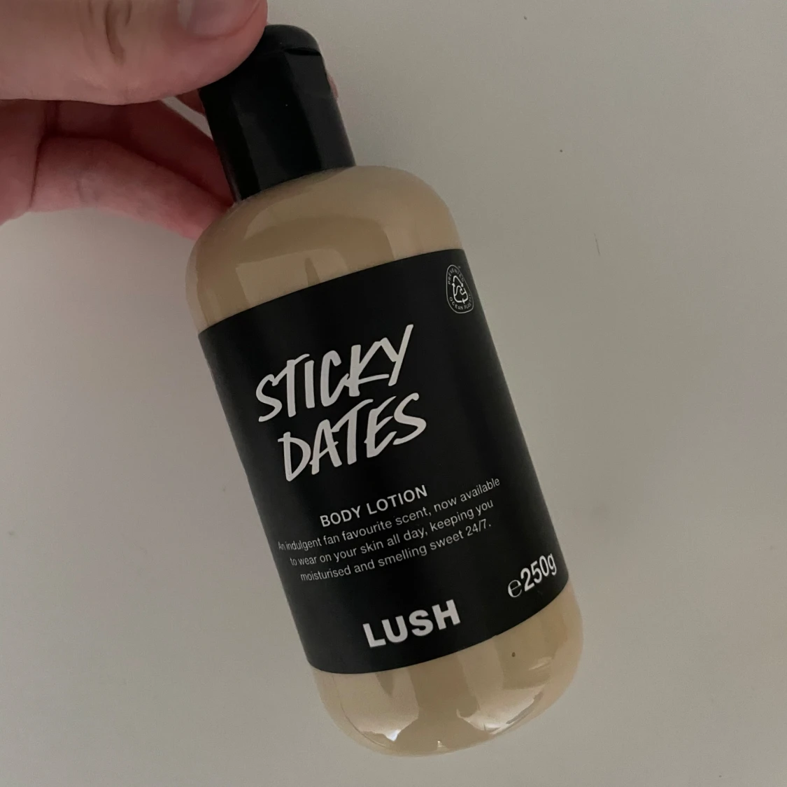 Lush sticky dates , helt full