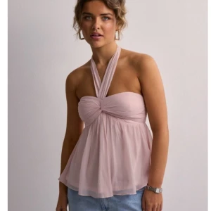 Nelly topp🩷 - Säljer denna helt slutsålda rosa topp från Nelly då den tyvärr inte kommer till användning 🩷🩷 nypris 349kr