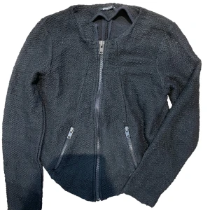 Tröj/jacka - Använder skick, denna Jack tröjmodellen finns inte kvar. Hel med dragkedja. Den är liten i storleken, har annars small och känns som s/m. Antar att det skulle vara en kort modell men köpte den som en jacka.