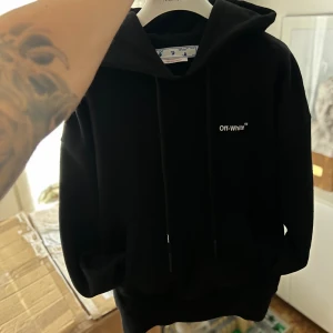 Off-White Caravaggio Arrow Over Hoodie - Off-White "Caravaggio Arrow Over Hoodie." Nyskick och stilren. Hör av er vid frågor 