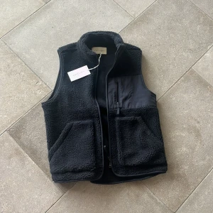 A Days March väst - Helt ny oanvänd A Days March väst med taggen kvar på. Ny pris ligger på 1200 kr! 