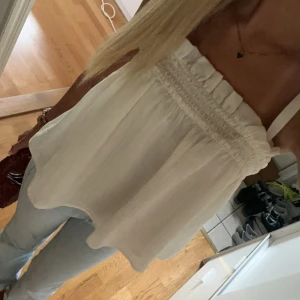 vit topp  - så söt topp som passar till allt, inga defekter 