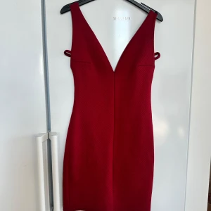 Klänning  - Senaste trenderna till tidlösa klassiker. outfits dresses för alla tillfällen cocktail, fest eller till någon harmonisk afton! 😍 stilfull elegant dress som formar sig efter din kropp. Känn dig snygg och stilig✨ 