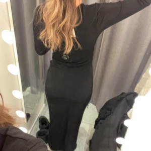 Långklänning - Säljer denna klänning då den inte kommer till användning. Använd 1 gång, inga defekter. Passar bra till nyår eller middag!