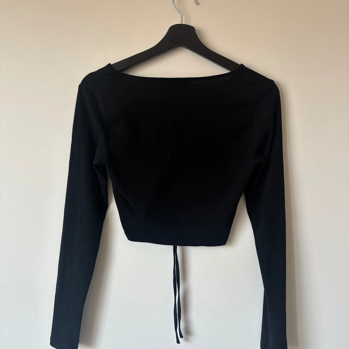 Svart topp med knytning framtill - 1