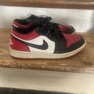 Air Jordan 1 Low - Säljer dessa skor som jag inte använder längre, bra skick förutom att dom är lite smutsiga och är creasade, kan tvätta och ta bort väcken för den som är intresserad av att köpa.