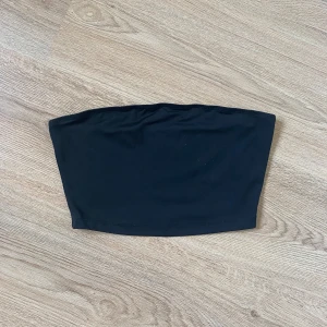 Svart tubtopp - Svart Tubtopp. Mycket bra skick!