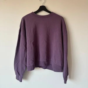 Ljus lila långärmad oversized tröja från Weekday  - En helt vanlig sweatshirt från Weekday i storlek M! Mycket sparsamt använd och är som ny. Fråga gärna om ni vill ha fler bilder😊
