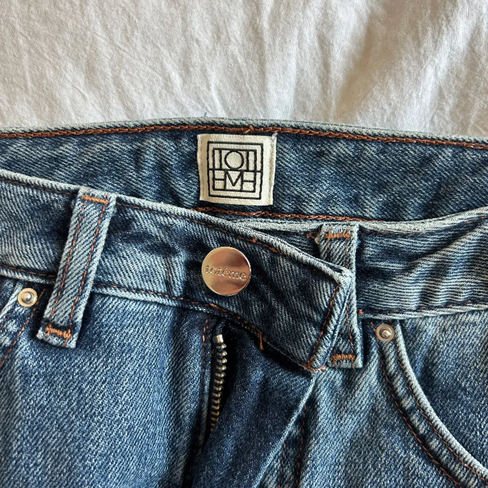 I princip helt oanvända jeans från märket toteme. Raka ben med en naturlig utsvängning nedtill. Köpta för: 2700 . Jeans & Byxor.