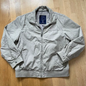 Vårjacka - Hej! Säljer en perfekt vårjacka. Baggy och najs. Finns i Stockholm och kan skickas! 