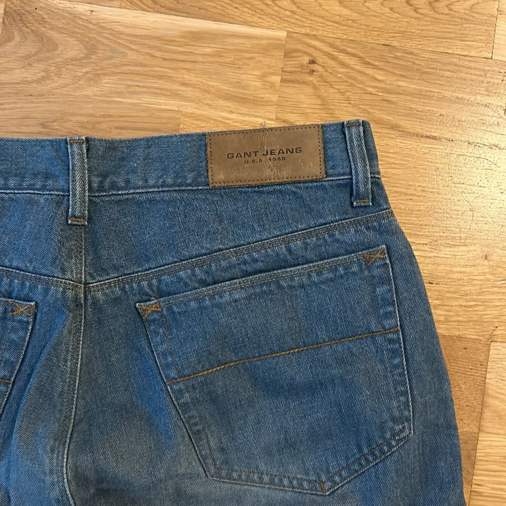 Snygga Gant jeans med lite bootcut, 34/34 men passar mig på 180 70kg bra! Skriv för bilder/mått/frågor. Jeans & Byxor.