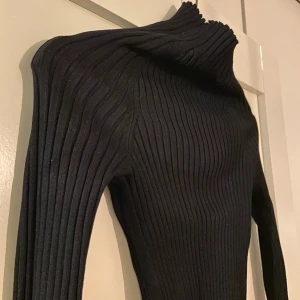 Svart polotröja S  - Fint skick, mycket stretch 