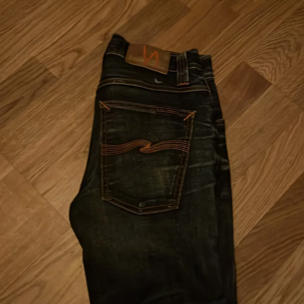 Säljer dessa feta Nudie jeans. Storleken är 28-32 men sitter  lite små i storleken!. Jeans & Byxor.