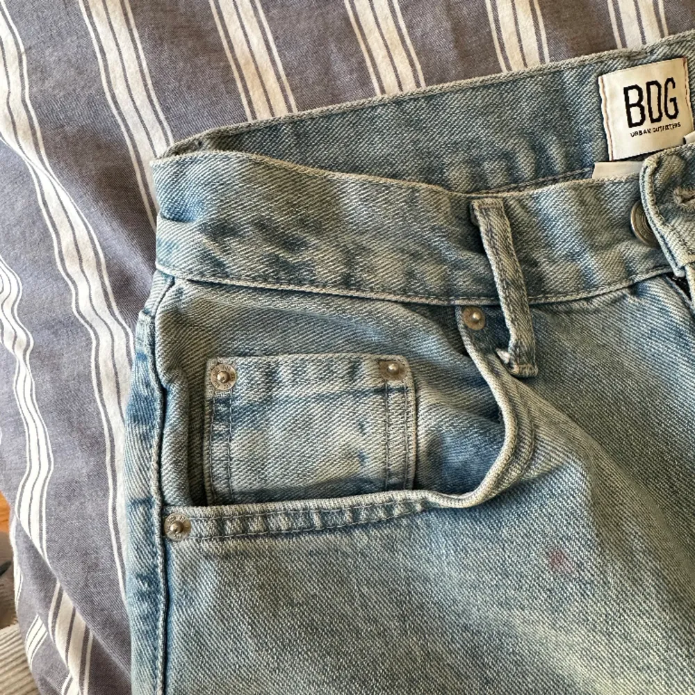 Hippes jeans från BDG Urban outfitters i väldigt bra skick, använda få gånger . Jeans & Byxor.