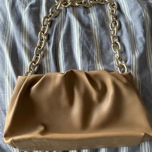 Handväska - Handväska från hm, nyskick, aldrig använd 