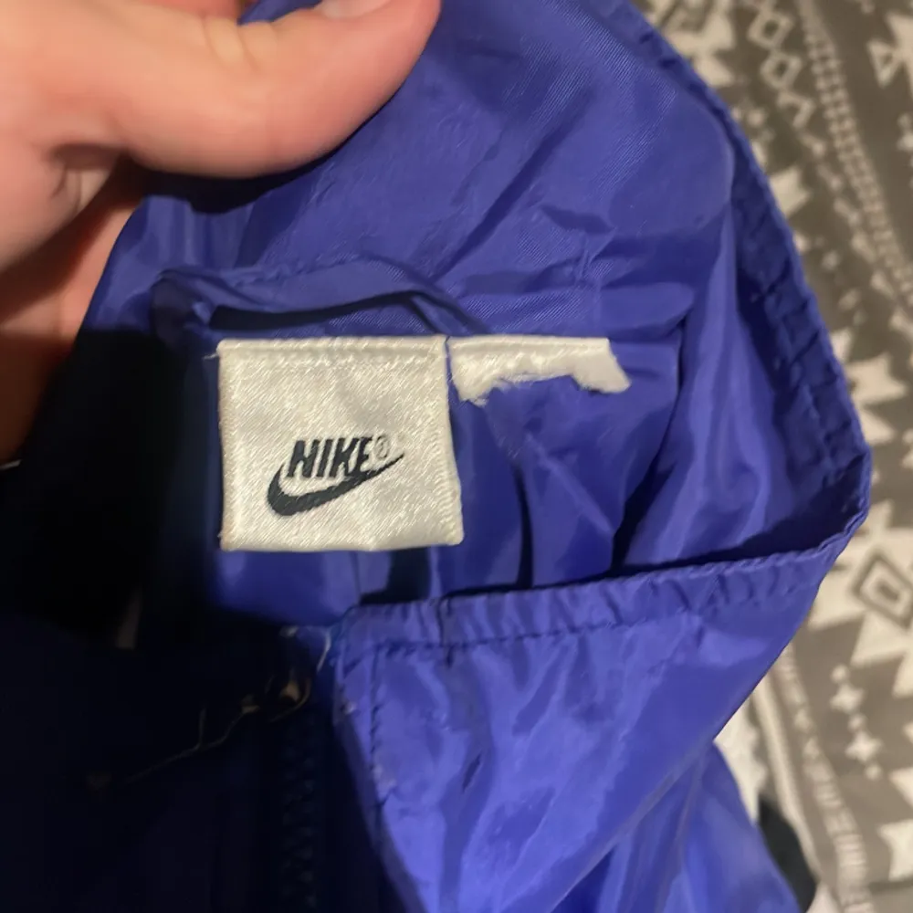 Nike jacka, ganska använd. Inte helt säker på storleken men den är nog M, passar även som S. Jackor.