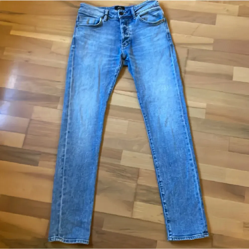 Säljer dessa slim fit jeans ifrån neuw. De är knappt använda så skicket är väldigt bra. Nypris ca 1300. Bara att skriva vid funderingar.. Jeans & Byxor.
