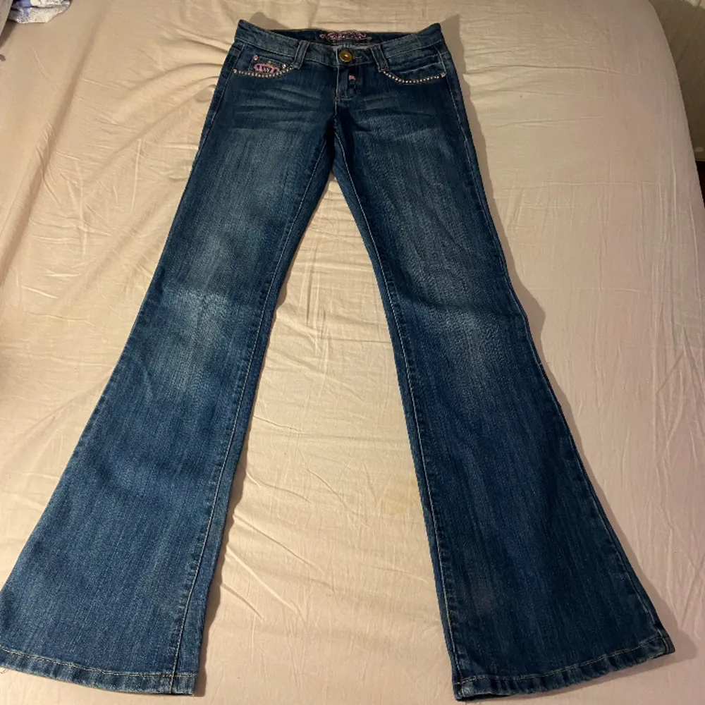 Lågmidjade bootcut jeans från märket monday jeans (liknar Victoria Beckham)  Midjemått: 35 cm  Innebenslängd: 85 cm  Står storlek 38 men skulle mer säga att de passar en 36❤️. Jeans & Byxor.
