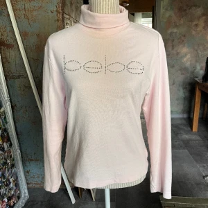 LÅNGÄRMAD TRÖJA - Superfin långärmad tröja som jag satt på stenar på, dem är fast limmade med tyglim 💗🎀