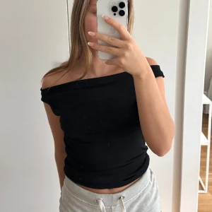 Off shouldet topp - Topp från NA-KD. Sitter väldigt skönt och fint på, perfekt till en utgång!!