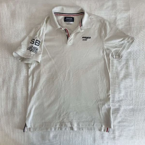 Sebago Piké - En riktigt fin piké i nyskick! Original pris 600kr men säljer för 200kr. Passar perfekt till sommaren och våren