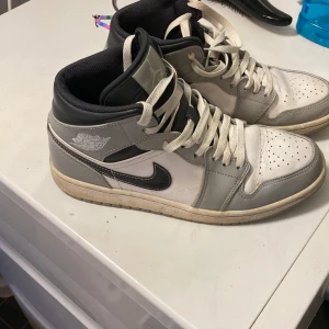 Jordan 1 ligth smoke grey. - Ganska bra skicka behöver bara lite rengöring. Helt äkta köpt för 3000kr, är tillgänglig på soulplus för 2599kr. Här kan du få de för 1400kr